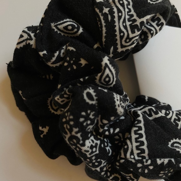 Bandana Scrunchies - Picture 6 of 7